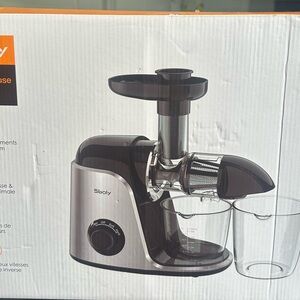 Sboly Slow Masticating Juicer in Black and Silver